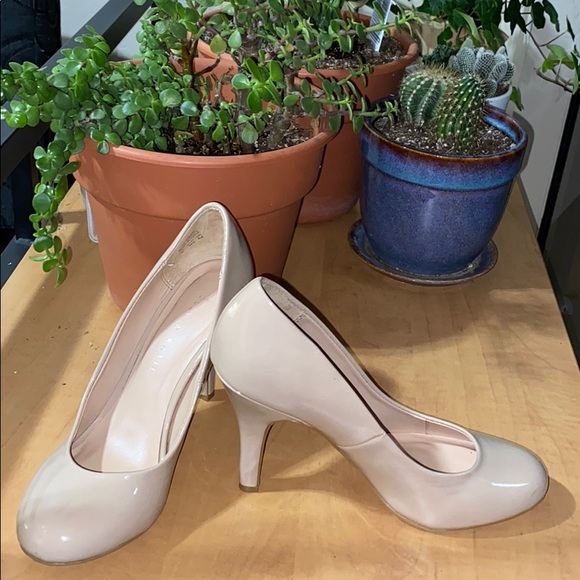 Nude Pumps - Picture 3 of 3